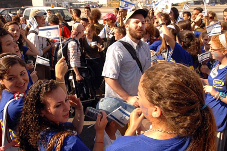 בתמונה: עולים חדשים מארה"ב בשדה התעופה בן גוריון, 2007. הצילום: משה מילנר, לע"מ